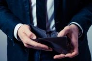 Τέλος το αφορολόγητο για όσους βγάζουν 1.000 ευρώ το μήνα