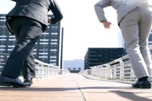 Κυνήγι εσόδων σε δύο μέτωπα