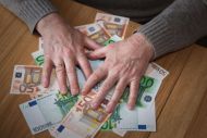 Ρύθμιση χρεών, επιδόματα και κίνητρα για απασχόληση προβλέπει το μίνι ασφαλιστικό