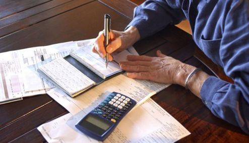 Picture 0 for Εργαζόμενοι συνταξιούχοι: Άλλη παρακράτηση για μισθωτούς, άλλη για ελεύθερους επαγγελματίες - Δείτε παραδείγματα