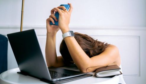 Picture 0 for To burnout απειλεί τους Ελληνες εργαζόμενους - Λύση η 4ήμερη εργασία
