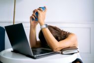 To burnout απειλεί τους Ελληνες εργαζόμενους - Λύση η 4ήμερη εργασία