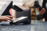 ΑΑΔΕ: Διευκρινίσεις στις πιο συχνές ερωτήσεις για την υποχρεωτική διασύνδεση των POS με τις ταμειακές μηχανές