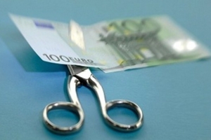 Μαχαίρι στις αποδοχές για να μειωθούν οι ζημίες