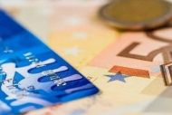 Επιδόματα: Πότε έρχεται η πληρωμή με προπληρωμένη κάρτα - Ποιοι εξαιρούνται