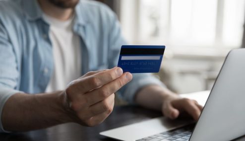 Picture 0 for  Επιδόματα με προπληρωμένη κάρτα: Τι αλλάζει σε αναλήψεις, πληρωμές και προθεσμίες για δικαιούχους