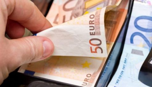Picture 0 for Plum: Το 37% των Ελλήνων δεν αποταμιεύει – Πάνω από τους μισούς ξεμένουν πριν τελειώσει ο μήνας