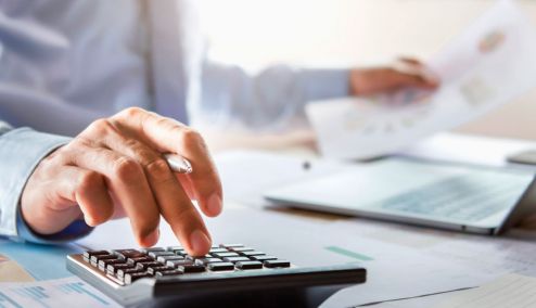 Τι αλλάζει σε φόρους και μισθούς το 2026, ποιοι κερδίζουν και ποιοι χάνουν