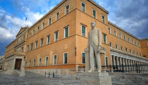 Γραφείο Προϋπολογισμού: 12,5 δισ. απλήρωτα χρέη στην εφορία μέσα σε οκτώ μήνες – «Ανάχωμα» οι 120 δόσεις