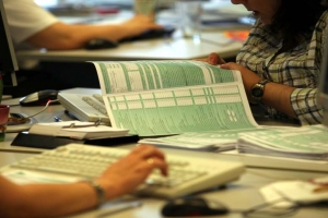 Καμία επιβάρυνση για τους φορολογούμενους άνω των 18 ετών