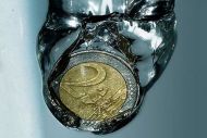 Μείωση εισφορών, συντάξεων και μισθών ξανά στο τραπέζι